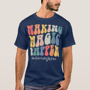 Magie in jedem Bereich, wo Niedlicher Lehrer statt T-Shirt