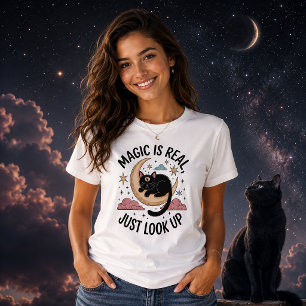 Magie ist real Mystische schwarze Katze Himmelsmon T-Shirt