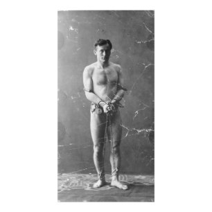 Magier Harry Houdini stehend in den Ketten Fotodruck