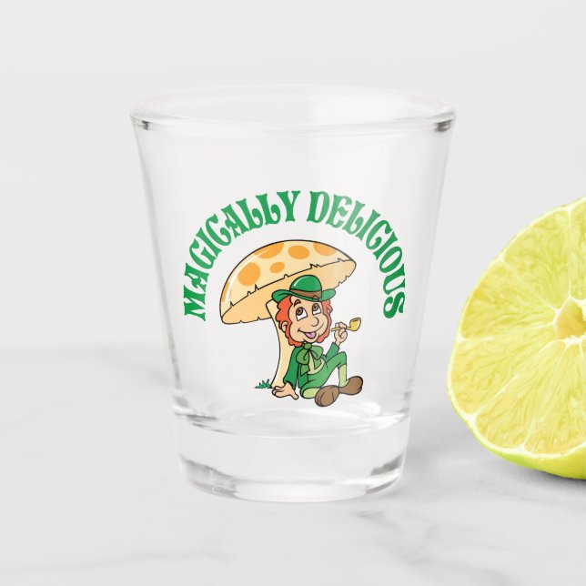 Magisch köstlicher Kobold unter einem Pilz Schnapsglas (Vorderseite)
