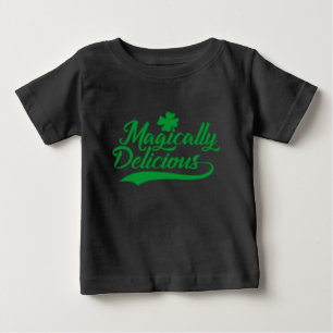 Magisch köstlicher St. Patrick's Day Baby T-shirt
