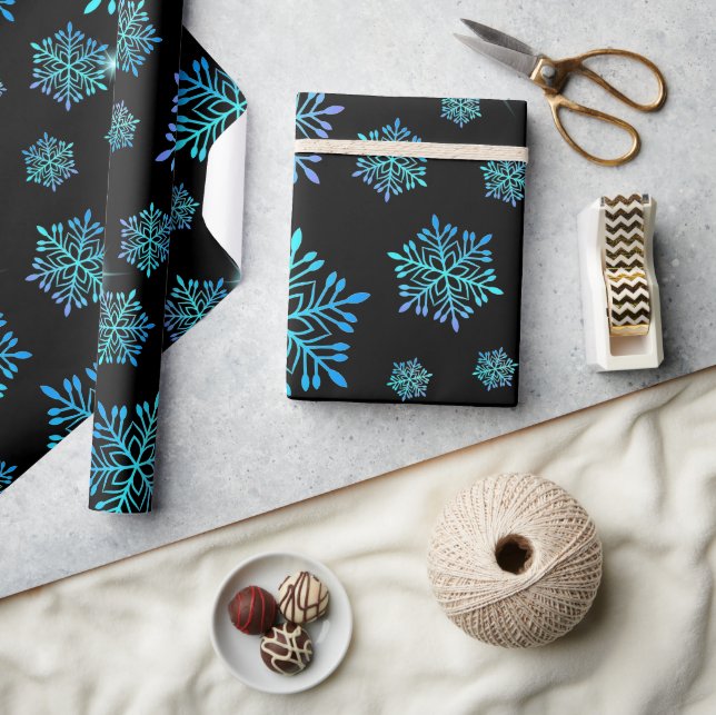 Magische blaue Ästhetische Schneeflocken Geschenkpapier (Kunsthandwerk)