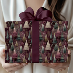 Magische burgunderfarbene Wald-Weihnachtsbäume Geschenkpapier