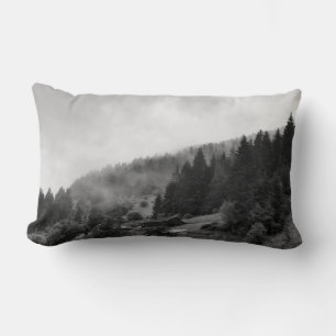 Magische, coole Natur im Nebel Lendenkissen