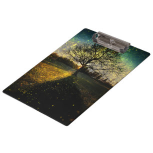 Magische Glühwürmchen, traumhafte Landschaft Klemmbrett