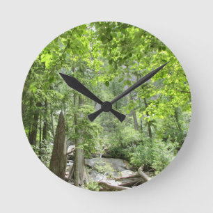Magische grüne Waldszene.   Runde Wanduhr