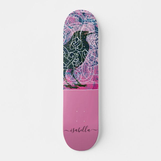 Magische Mongram Raven Runestone Skateboard (Vorne)