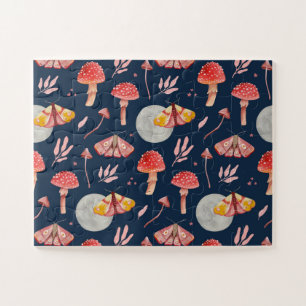 Magische Motte und Pilzmuster. Waldnacht