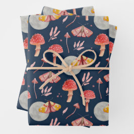 Magische Motte und Pilzmuster. Waldnacht Geschenkpapier Set