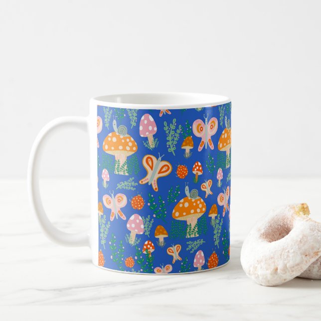 Magische Pilze Niedliche Schmetterlinge Schnecken  Kaffeetasse (Mit Donut)