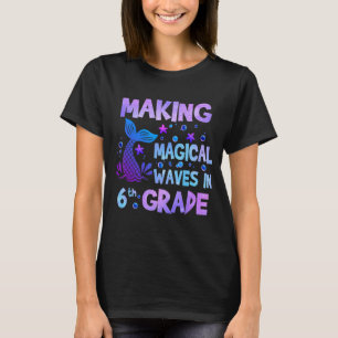 Magische Wellen in der 6. Klasse der Meerjungfrau T-Shirt