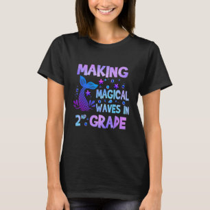 Magische Wellen in der zweiten Klasse der Meerjung T-Shirt