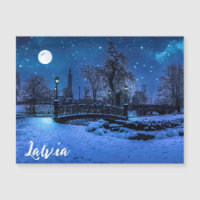 Magische Winternacht mit Sternenhimmel und Vollmon