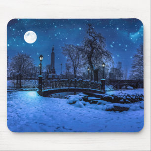 Magische Winternacht mit Sternenhimmel und Vollmon Mousepad