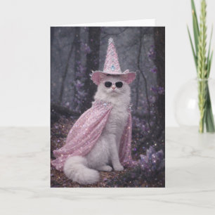 Magische Zauberkatze in funkelndem rosa Umhang und Karte