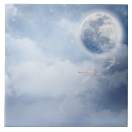 Magischer blauer Himmel mit flatternden Schwänen Fliese