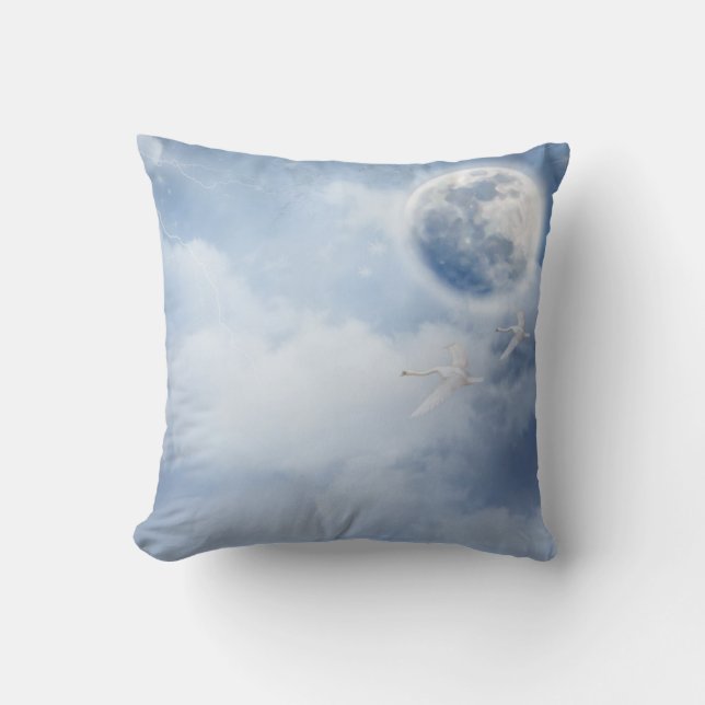 Magischer blauer Himmel mit flatternden Schwänen Kissen (Vorderseite)