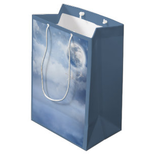 Magischer blauer Himmel mit flatternden Schwänen Mittlere Geschenktüte