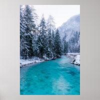 Magischer Fluss im verzauberten Winterwald