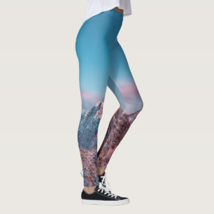 Magischer Himmel über dem Berg Storžič, Slowenien Leggings