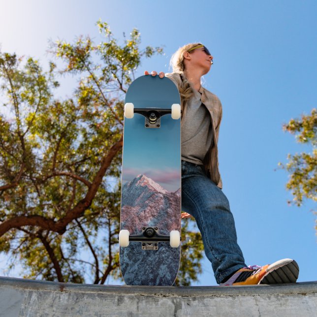 Magischer Himmel über dem Berg Storžič, Slowenien Skateboard (Außenbereich 1)