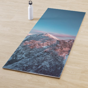 Magischer Himmel über dem Berg Storžič, Slowenien Yogamatte