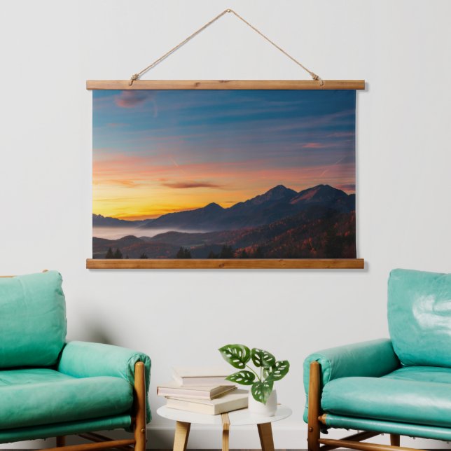 Magischer Himmel über dem Berg Storžič Wandteppich Mit Holzrahmen (Wohnzimmer)