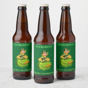 Magischer Leprechaun und Topf mit Gold auf grünem  Bierflaschenetikett