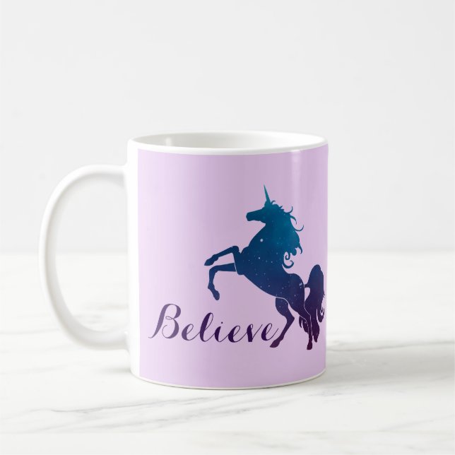 Magischer lila und blauer aufrichtenUnicorn | Kaffeetasse (Links)
