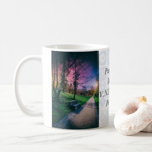 Magischer Nachthimmel in einem Park mit farbenfroh Kaffeetasse (Mit Donut)