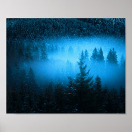 Magischer Nebel in schneebedecktem Fichtenwald Poster