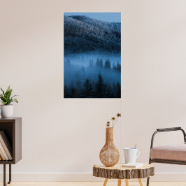 Magischer Nebel über schneebedeckten Fichtenwald Poster