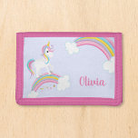 Magischer Regenbogen Einhorn Lila Personalisierte  Trifold Geldbörse<br><div class="desc">Ein niedliches Einhorn-Portemonnaie mit Sternen und einem Regenbogen auf einem lila,  hellen Hintergrund. Personalisieren Sie mit ihrem Namen,  um ein lustiges Geschenk für ein kleines Mädchen zu machen.</div>