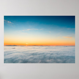 Magischer Sonnenaufgang über Wolken Poster