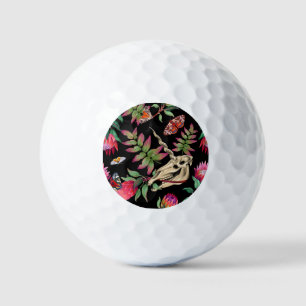 Magischer Wald vereint dunkles Muster. Golfball