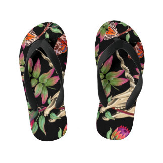 Magischer Wald vereint dunkles Muster. Kinderbadesandalen