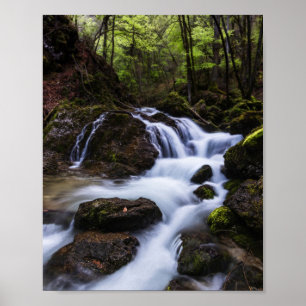 Magischer Wasserfall in der Schlucht Hell Poster