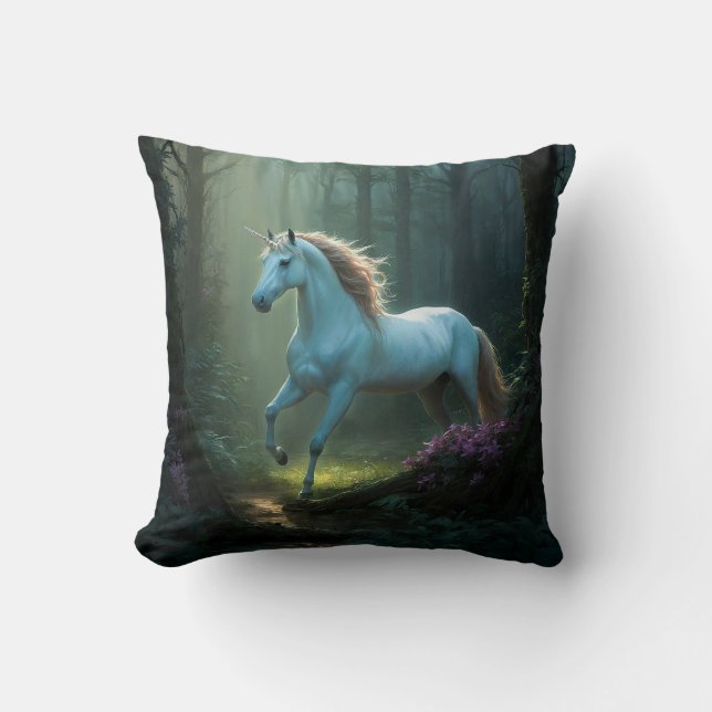 Magisches Einhorn im verzauberten Wald Kissen (Vorderseite)