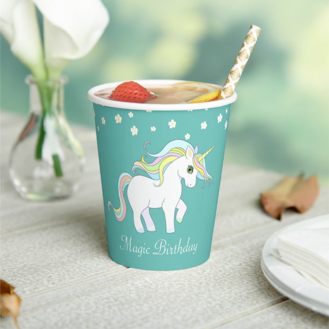 Magisches Einhorn und weiße Blume auf Aquamarinen Pappbecher (In Situ)