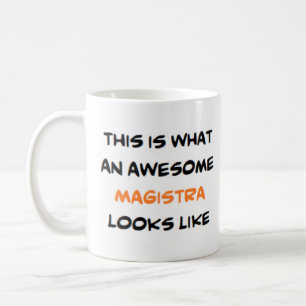 magistra, enseignant latin, énorme tasse de café