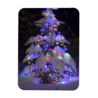 Arbre de Noël couvert de neige brillante