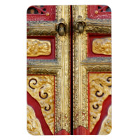 Broderie métallique dorée sur la porte