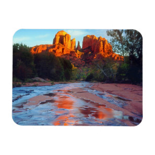 Magnet Flexible Cathedral Rock se reflétant à Oak Creek au Sunse