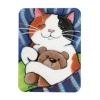 Chat Calico couché et ours en peluche