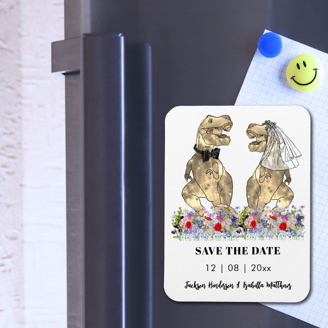 Magnet Flexible Dinosaur thème Mariage amusant Enregistrer la date (Dinosaur wedding save the date invitation magnet with T-Rex bride and groom with colorful wildflower)