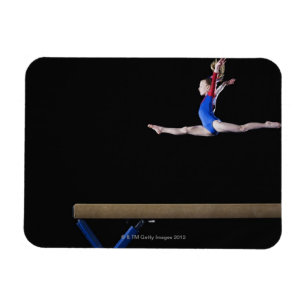 Magnet Flexible Gymnaste (9-10) sautant sur le poutre d'équilibre 