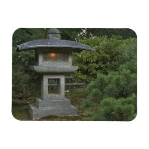 Magnet Flexible lanterne en pierre éclairée dans le jardin japon
