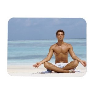Magnet Flexible Maldives, Un beau jeune homme méditant dans un
