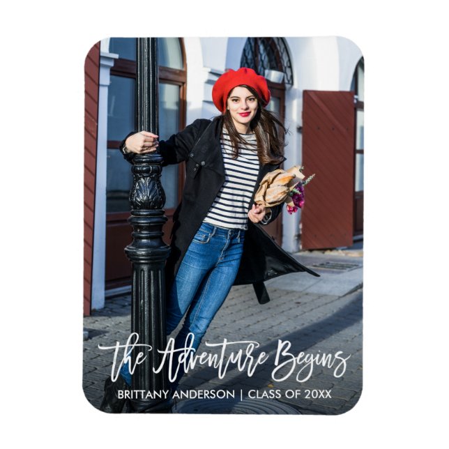 Magnet Flexible Moderne Brush Script Graduation Aventure commence (Vertical)