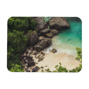 Magnet Flexible Sandy Beach Cove avec arbres verts, rochers et oc